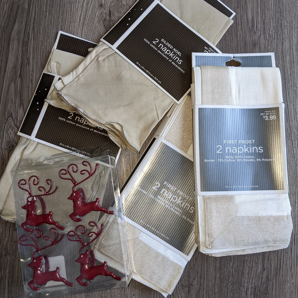 BRAND NEW! - Fancy Shimmer Christmas Cloth Napkins with Reindeer Holders